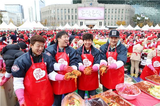 프로야구 두산, '사랑의 김장 나누기' 행사 참가