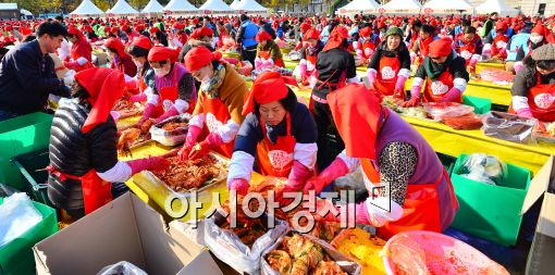 [포토]'즐거운 마음으로 김장 담그기'