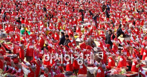 [포토]빨간 물결, '2014 한국야쿠르트 사랑의 김장 나누기 축제'