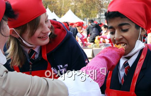 [포토]김치 맛보는 외국인 학생들