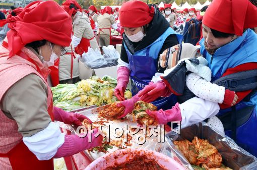 [포토]'아기와 함께하는 김장 나누기 행사'