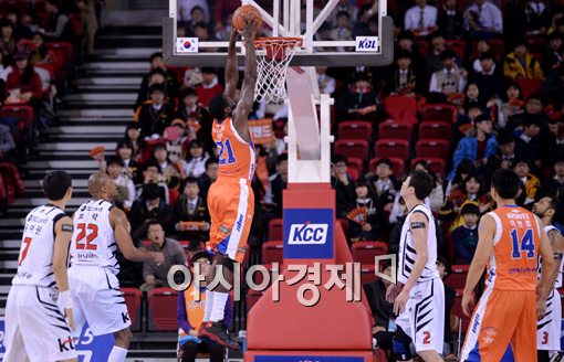 [포토]레더,'덩크슛 구경이나 해!'