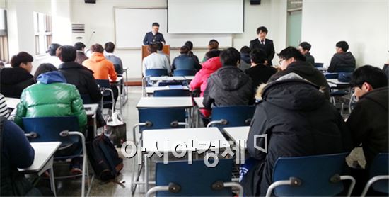 호남대학교 토목공학과(학과장 송창수)는 14일 광산캠퍼스 학문관 강의실(1505호실)에서 학생들을 대상으로 ‘건설회사 취업전략과 준비’를 주제로 특강을 실시했다.
호남대 인력개발센터(과장 고영삼)의 지원으로 금광기업(주) 이창신 연구소장(공학박사)를 초청해 진행된 이 날 특강에서는 건설회사의 기업문화와 기업 채용 프로세서를 소개하고, 전공자격증 취득의 중요성과 전공 면접과정에서 자세와 방법에 대해 상세히 설명하는 시간을 가졌다.
또한 건설회사의 현장근무 환경과 급여조건 등을 상세히 설명해 취업 전략을 구체화하는 시간을 가졌다.