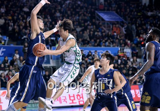 [포토]허웅,'하승진 앞에 두고 현란한 A패스'