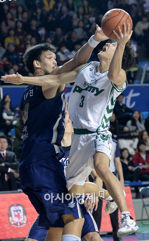 [포토]하승진의 파울 유도하는 허웅