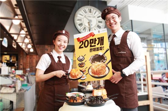 카페베네가 팬 디저트 출시 보름만에 20만개 판매를 돌파했다.
