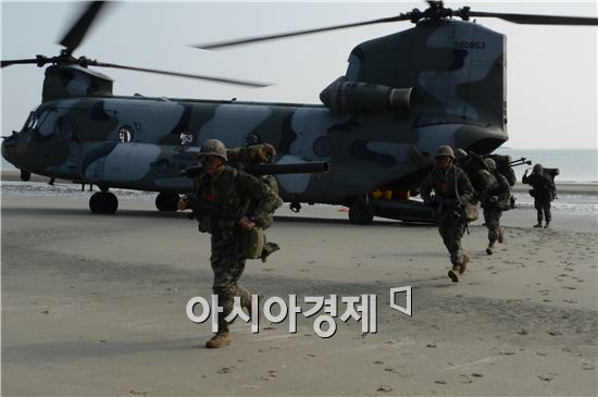 서북도서방위사령부는 호국훈련의 하나로 육·해·공 합동전력이 참가한 가운데 다양한 적 도발 상황에 대비한 방어훈련을 실시했다.