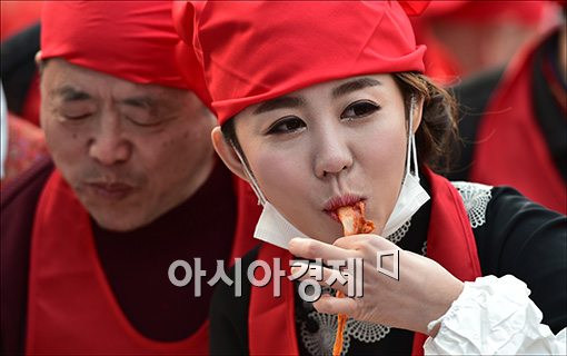 [포토]한국 김치 맛보는 중국인 관광객