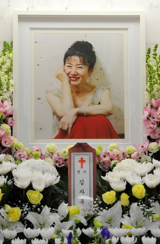 故 김자옥 빈소', 국화꽃 대신 장미가 놓인 이유는?
