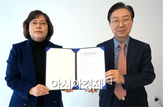 호남대 문화콘텐츠사업단(단장 김명중 오른쪽)과 콘텐츠코리아랩 박경자 본부장이 기념촬영을 하고있다.