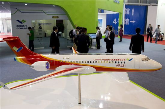 중국 국유 항공기회사 코맥이 제작중인 소형기 ARJ21의 모형. 사진=블룸버그