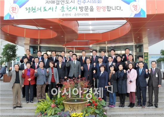 순천시의회(의장 김병권)는 지난 14일 자매도시인 진주시의회(의장 심현보)을 초청· 간담회를 개최했다. 
