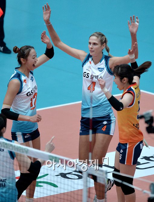 [포토]환호하는 세라,'나만 믿고 따라와'