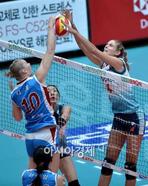 [포토]세라-니콜,'용병간의 양보할 수 없는 자존심 대결'