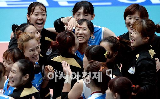 [포토]시즌 첫 연승 환호하는 도로공사