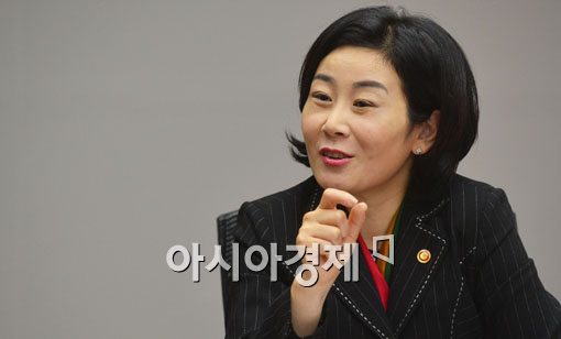 김희정 장관 "대학 신입생 OT서 성폭력 예방 교육해달라"
