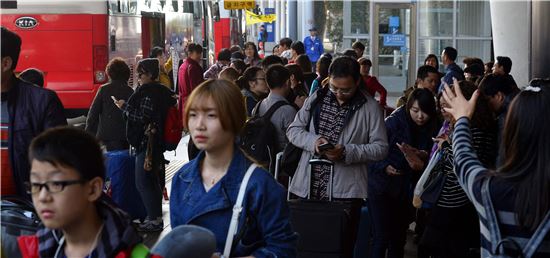 지난 7일 인천국제공항에서 중국인 단체 여행객들이 관광버스에 탑승하기 위해 대기하고 있다. 최우창 기자 smicer@