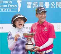 김종덕(오른쪽)과 부인 이희숙씨가 푸본시니어오픈 우승트로피를 들고 환하게 웃고 있다. 사진=KPGA제공