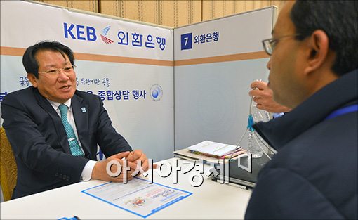 [포토]서민금융 상담하는 김한조 외환은행장