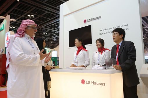 LG하우시스가 중동시장 공략을 위해 지역 전시회 참가, 제품 현지화 등의 다양한 마케팅 활동을 펼치고 있다. 18일 '2014 두바이국제건축자재박람회'에서 LG하우시스 직원이 전시관을 방문한 관람객을 맞이하고 있는 모습.