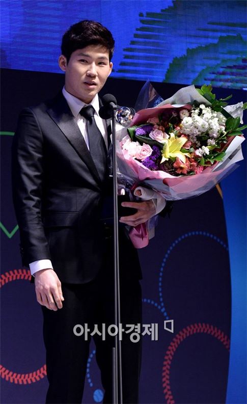 [포토]NC 박민우, '2014 프로야구 신인상 수상했어요'