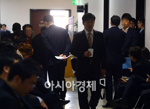 [포토]예산소위 회의실 앞 공무원들 