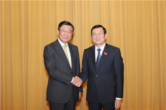 박삼구 금호아시아나그룹 회장이 쯔엉떤상 베트남 국가주석과 만나 사진 촬영 중이다. 