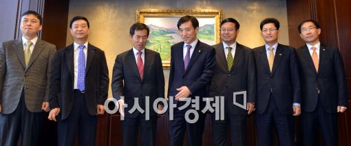 [포토]이주열 한국은행 총재, 경제동향간담회 참석