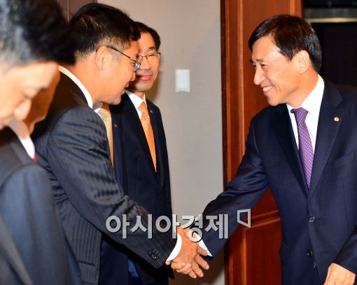 [포토]인사 나누는 이주열 한국은행 총재