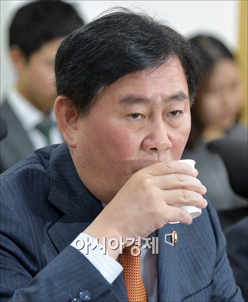 [포토]물 마시는 최경환 부총리