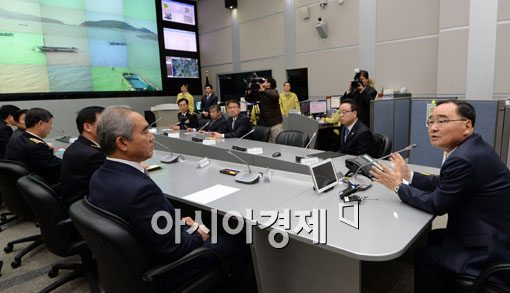 [포토]인천하늘바다해양경비안전센터와 영상통화 하는 정홍원 총리 