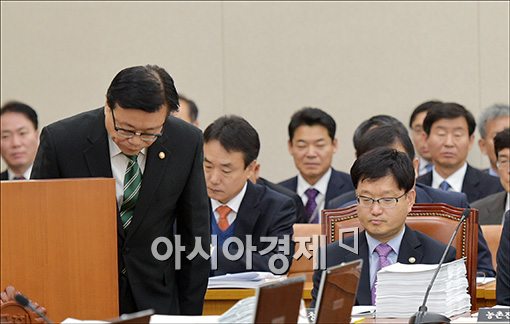 [포토]인사하는 이동필 장관