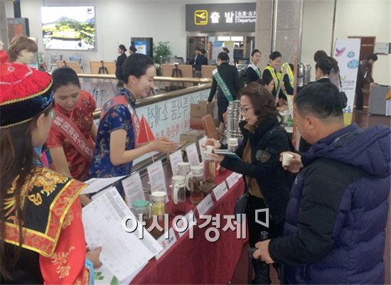 호남대 공자학원은 광주공항에서 ‘중국 전통차 전시·시음회’를 개최했다.