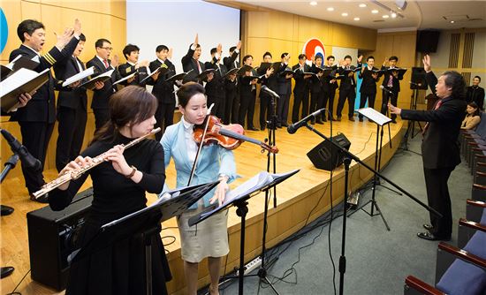 19일 대한항공 임직원들이 화합을 위해 서울 강서구 공항동 본사 강당에서 '한마음 콘서트'를 열고 공연 중이다. 