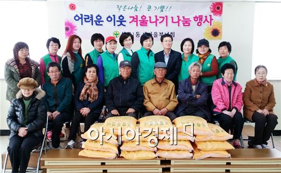 광주시 서구 상무1동 새마을부녀회(회장장복순)회원 일동과 문광호 동장은 19일 상무1동 주민센터회의실에서 관내거주 독거가정·세대를 초청, '어려운 이웃 겨울나기쌀나눔행사'를 갖고 쌀20Kg 15포를 전달했다. 사진제공=광주시 서구 상무1동