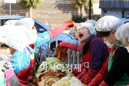 광주 북구 중흥2동은 19일 동 주민센터 주차장에서 지역 어려운 이웃들이 따뜻한 겨울을 보낼 수 있도록 사랑의 김장김치 나눔 행사를 열고 자생단체회원들이 김치를 담그고 있다. 사진제공=광주시 북구