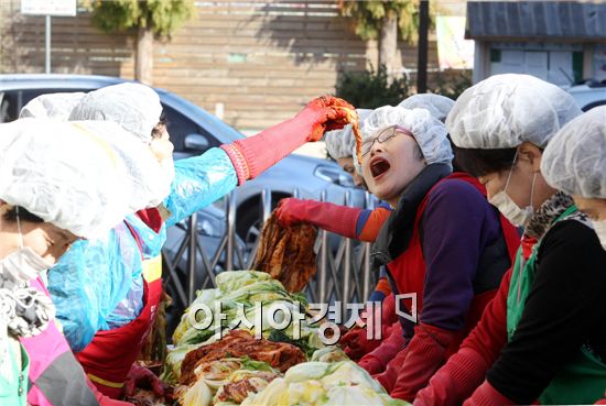 [포토]광주 북구 중흥2동, 사랑의 김치 담그기 행사 개최