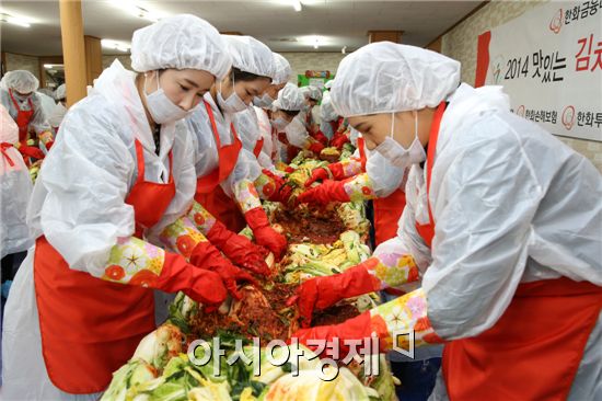 광주광역시 동구(청장 노희용)는 한화금융네트워크 후원으로 19일 장동 자비신행회에서 드림스타트 대상 가족 및 지역주민들의 따뜻한 겨울나기를 위해 ‘맛있는 김치！맛있는 나눔！’ 행사를 개최했다. 사진제공=광주시 동구
