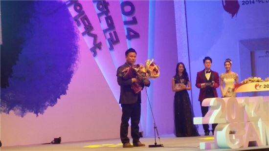 19일 '블레이드' 개발사 액션스퀘어 김재영 대표가 '2014 대한민국 게임대상'에서 대상 수상소감을 전하고 있다. 