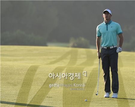 로리 매킬로이가 DP월드투어챔피언십 프로암 경기 도중 타깃을 확인하고 있다. 사진=Getty images/멀티비츠 