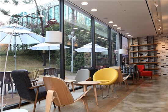 '영화 상영하는 직장'…녹십자의료재단, 100평 복합문화공간 오픈 