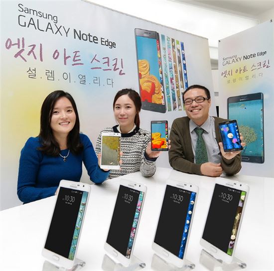 (왼쪽부터)동양화가 이영지, 조각가 김민경, 미디어 아티스트 한계륜 작가가 '엣지 아트 스크린' 작품을 소개하는 모습.