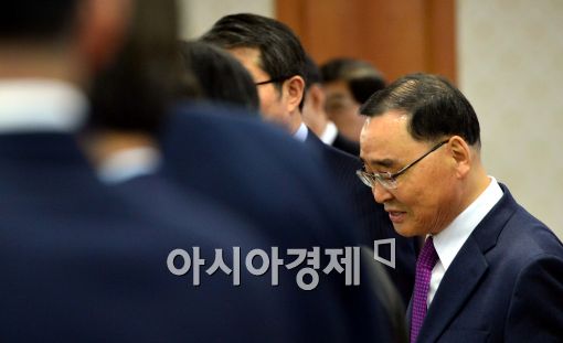 [포토]자리로 향하는 정홍원 국무총리