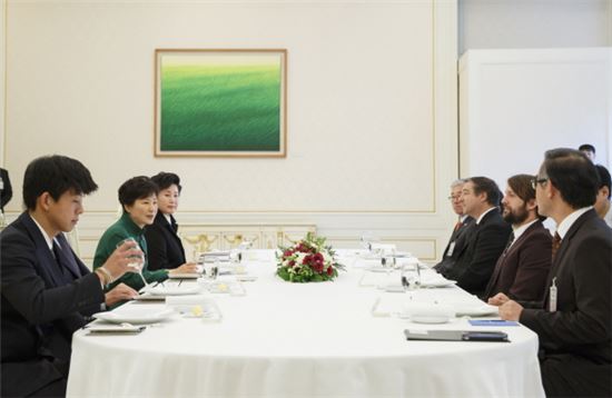 박근혜 대통령이 20일 청와대에서 열린 국내외 저명 셰프 초청 오찬에 참석하고 있다. (사진제공 : 청와대)