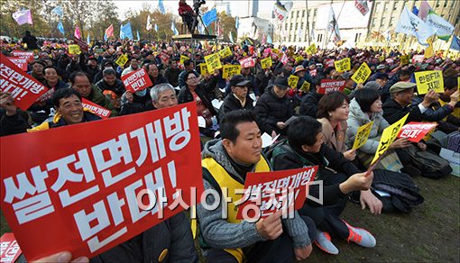 [포토]구호 외치는 농민들