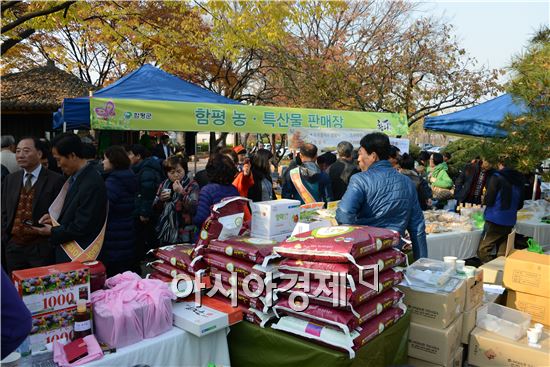 함평천지한우와 농·특산물을 싣고 간 이동판매차량에는 시식 후 고기를 사기 위해 늘어선 사람들로 붐볐다. 노해섭 기자 nogary@