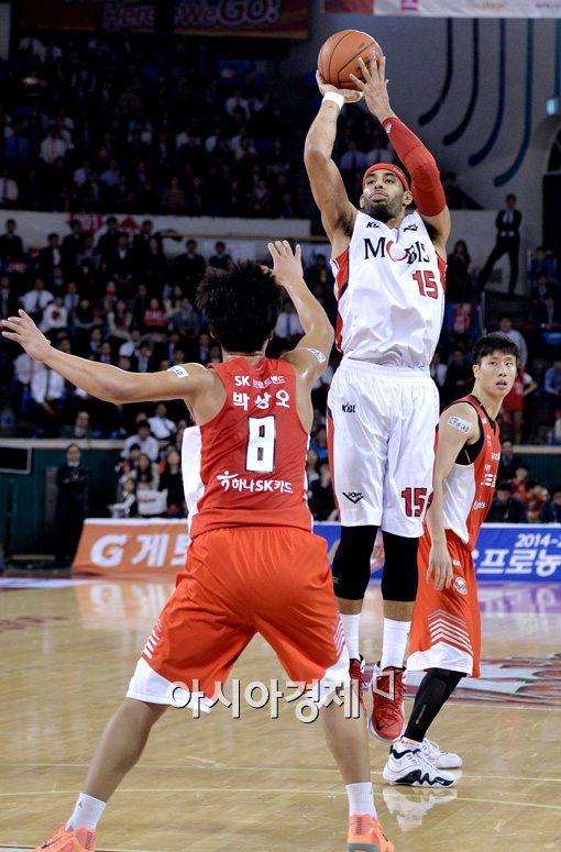 [포토]정확한 점프슛 구사하는 문태영