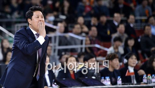 [포토]선수들 독려하는 SK 문경은 감독