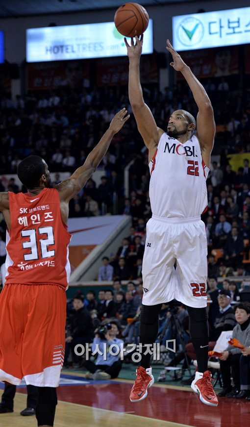 [포토]점프슛하는 모비스 클라크