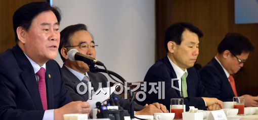 [포토]최경환 경제부총리, 주요연구기관장 조찬간담회 참석